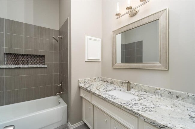 Building Photo - 3622 Englewood Dr