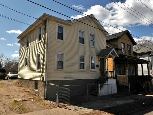 Building Photo - 18 Castle St