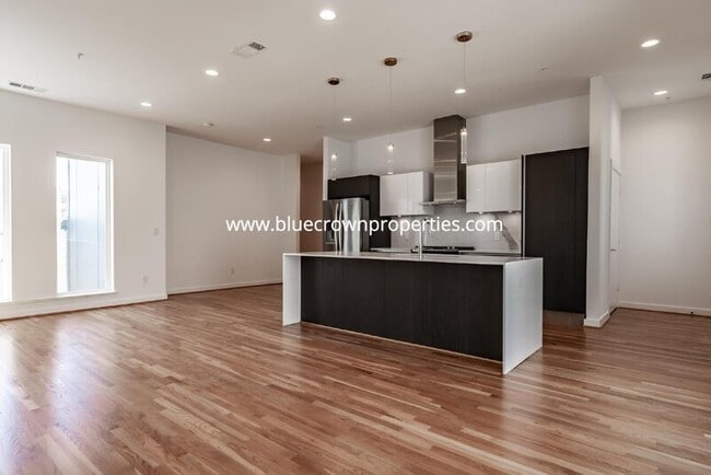 Building Photo - 1515 S Akard St