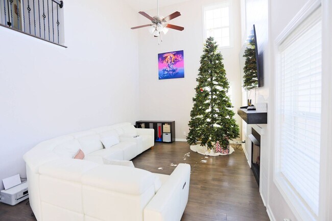 Building Photo - Beautiful Clarksville Rental