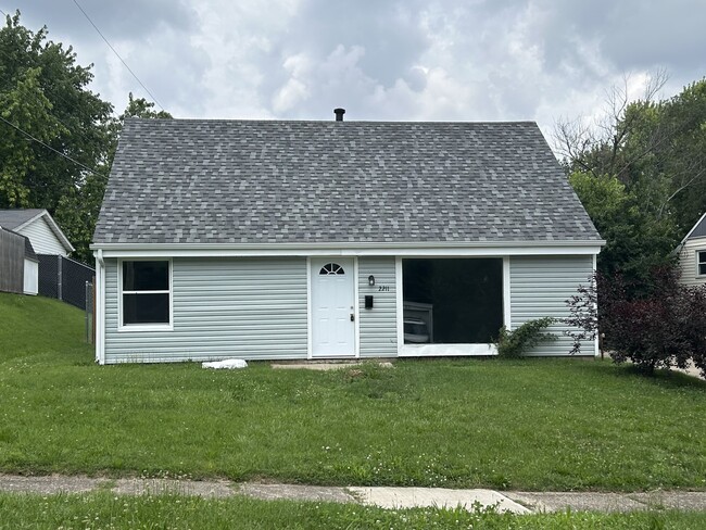 Primary Photo - 2211 Hazelton Ave