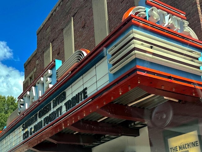 Building Photo - 411 Hampton Ct