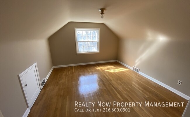 Building Photo - Shaker Heights 4 bed 2 bath UP