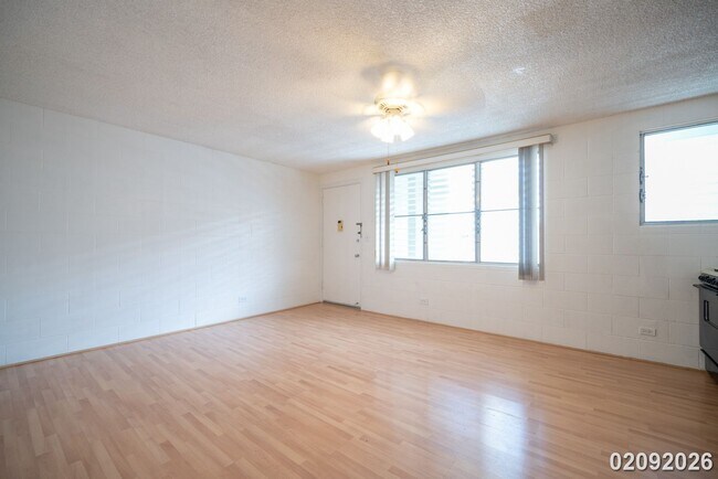 Building Photo - Prime Town Location – 1 Bed, 1 Bath Walk-Up - Corner Unit