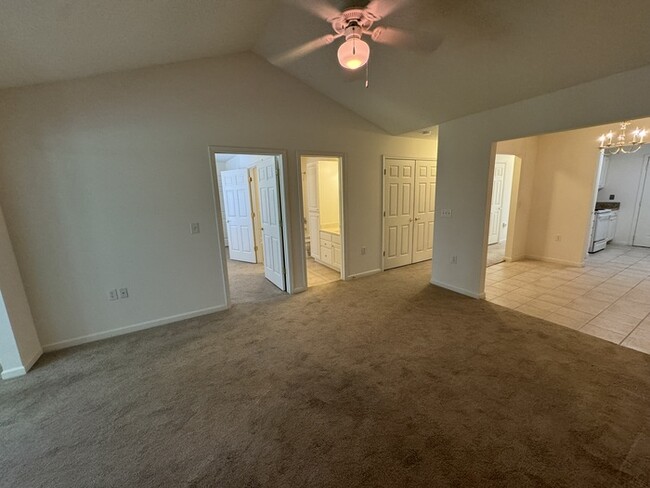 Building Photo - Move In READY! 2 bed 2 Bath with Garage! C...