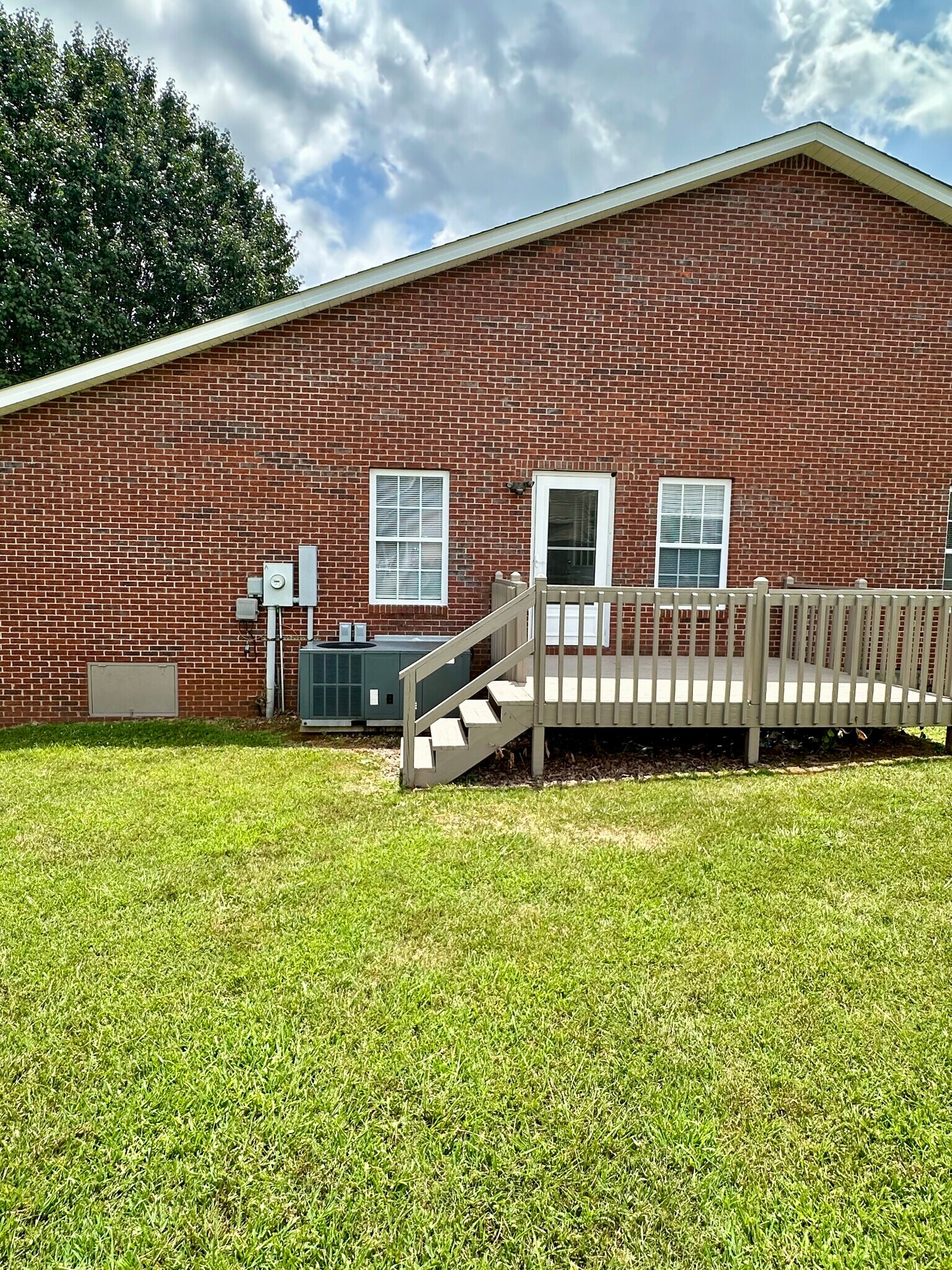 Building Photo - 1620 Ridgecrest Dr