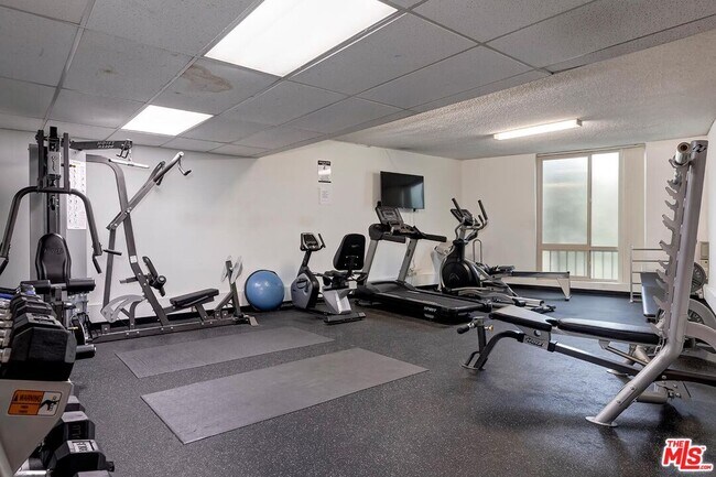 Building Photo - 809 S Bundy Dr