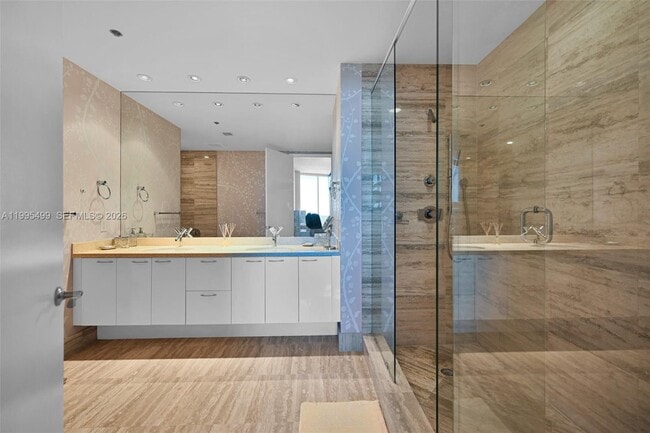 Building Photo - 15901 Collins Ave