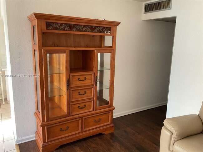 Building Photo - 516 Saxony Dr