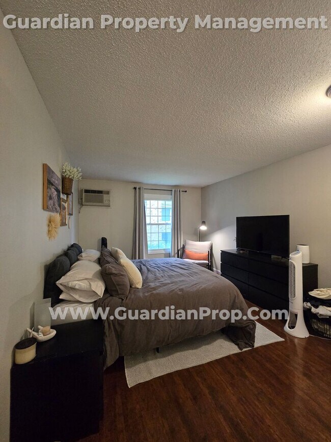 Building Photo - St Louis Park Condo by West End, Garage in...