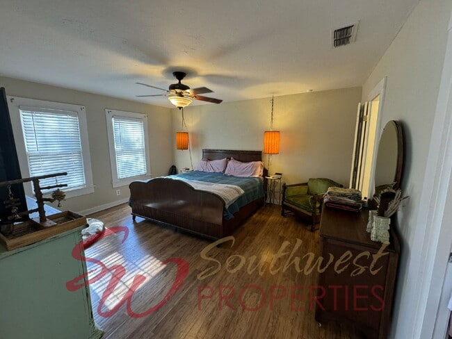 Building Photo - Delightful 2 bedroom, 2 bath with space and charm!!