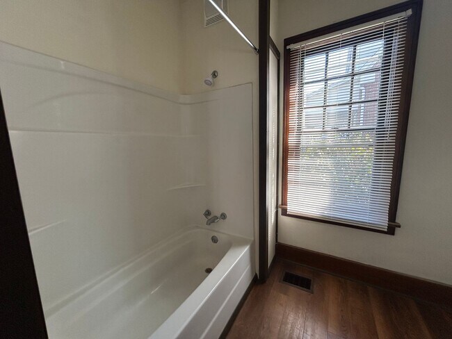 Building Photo - col218