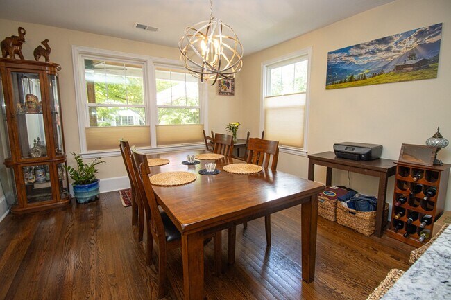 Building Photo - 2715 Kiawah Ave