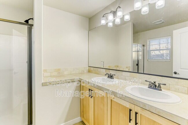 Building Photo - 570 SW 201st Ave