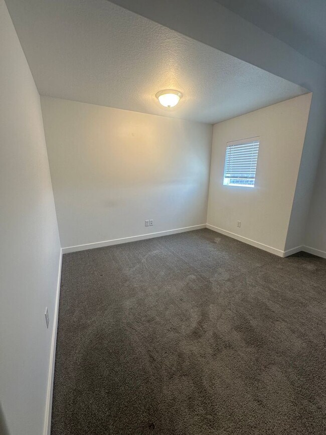 Building Photo - Gorgeous South Jordan Property!!!