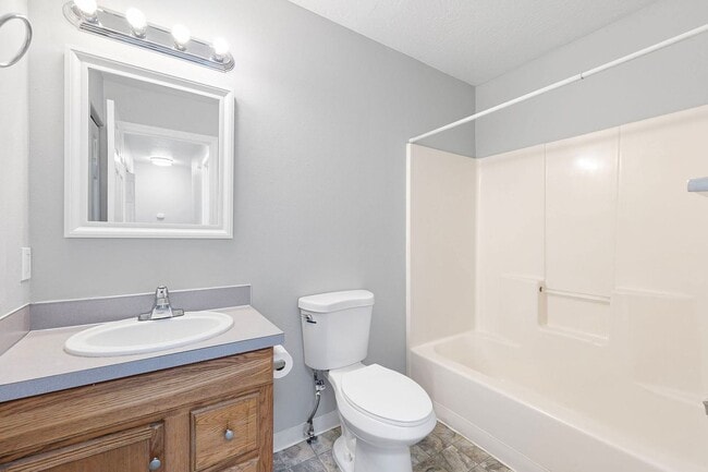 Building Photo - Fantastic 3-Bedroom, 1.5-Bath Duplex With landscaping Included!