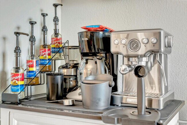 Building Photo - 8303 Palm Pkwy