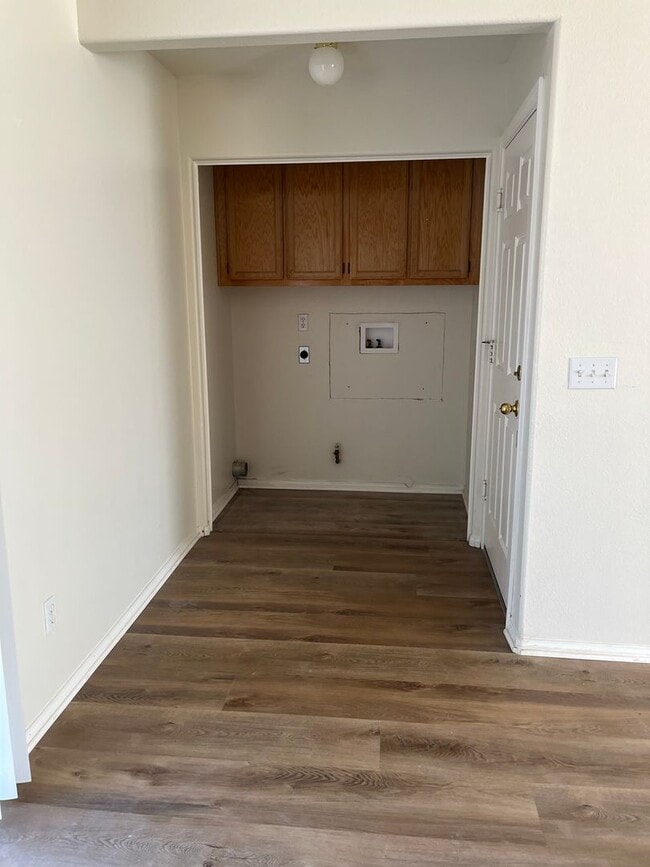 Building Photo - 3 Bedroom 2 Bathroom home Coming Soon! Ava...