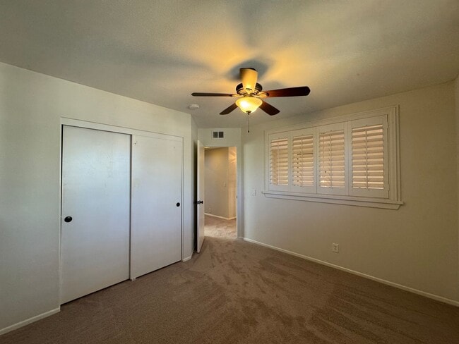 Building Photo - Charming 3Bd/2.5Ba w/Private Yard and New ...