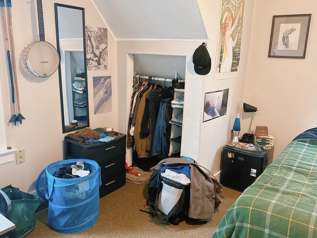 Building Photo - PRELEASING:  5 bdrm/3 bath on High Street!