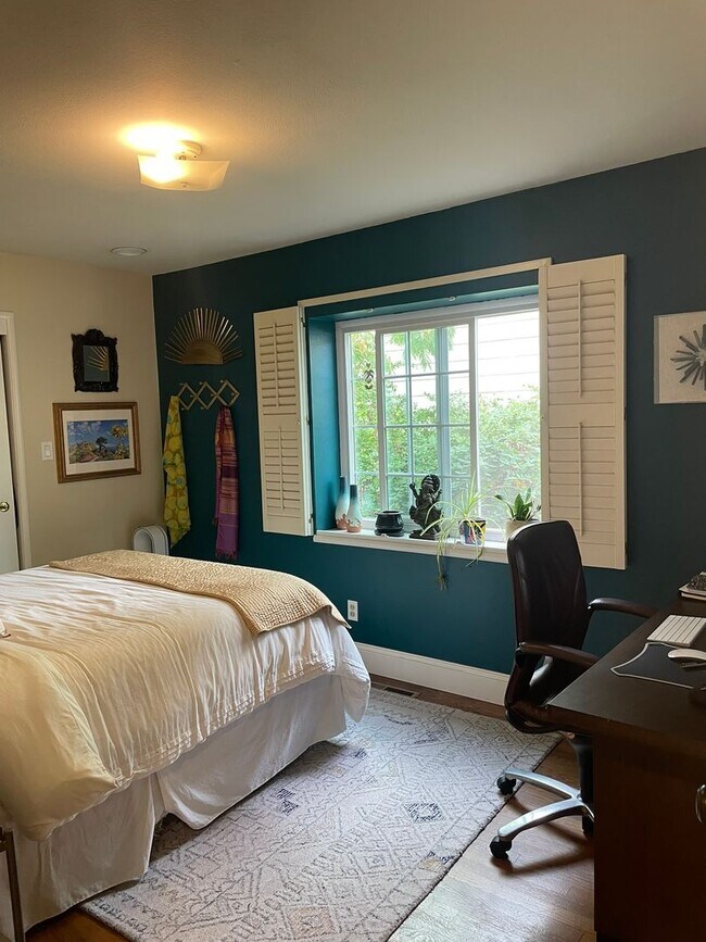 Building Photo - Charming 3 bedroom home in quiet neighborr...