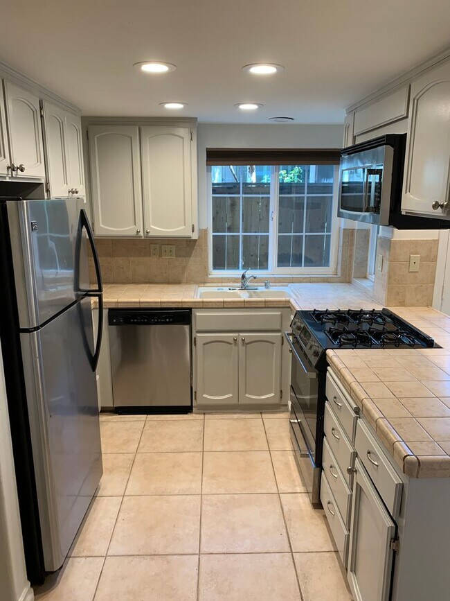 Building Photo - MIC