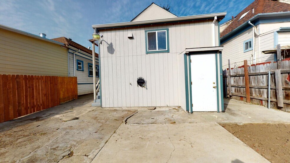 Building Photo - Charming Patten home near Fruitvale BART