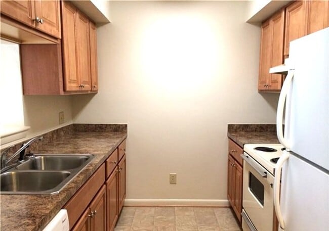 Building Photo - 2 bedroom/1.5 bathroom- The Midlands