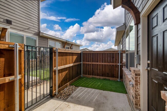 Building Photo - GORGEOUS 2 BEDROOM FOUR PLEX LOCATED IN MI...