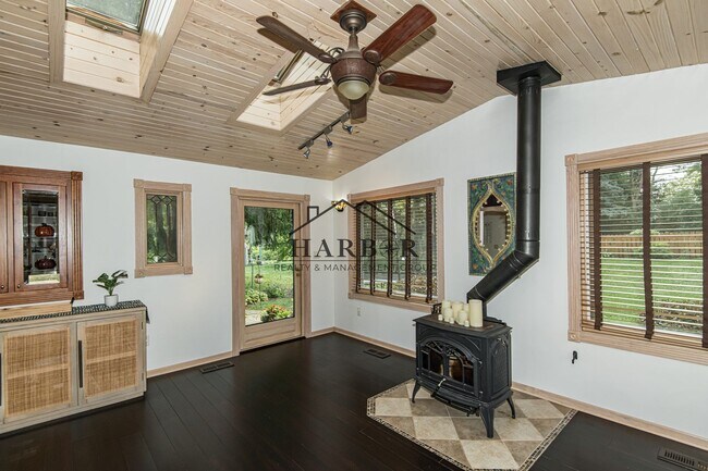 Building Photo - Your NW Sanctuary: 4-BR Single Family Home