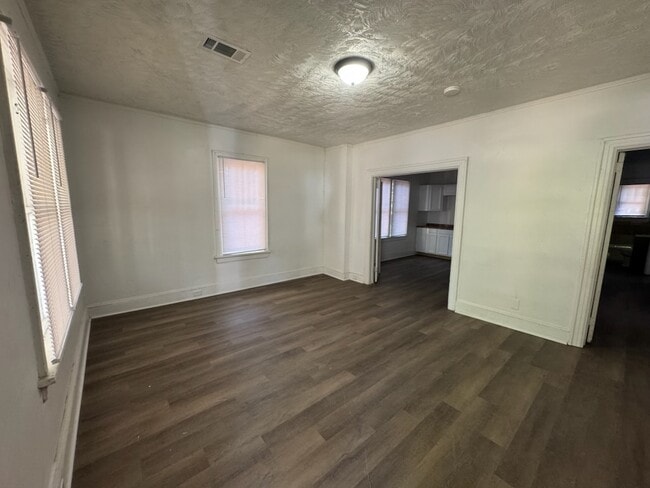Building Photo - 1124 W Lincoln Ave