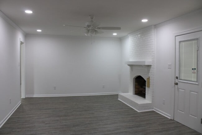 Building Photo - 1204 Queen Anne Rd NW