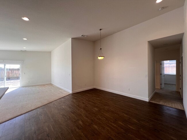 Building Photo - Large 4 bedroom home located in Green Vall...