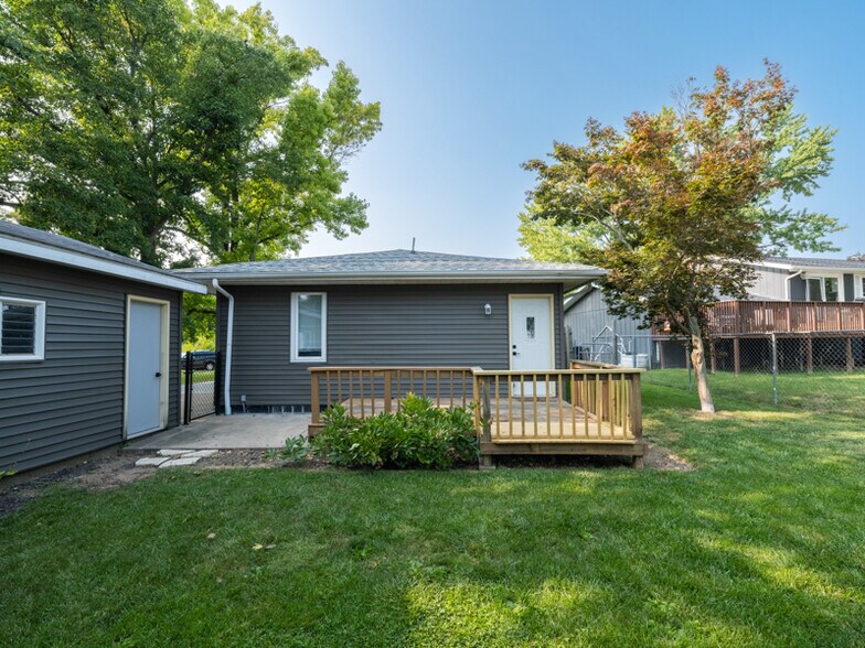 Building Photo - 211 Sharen St