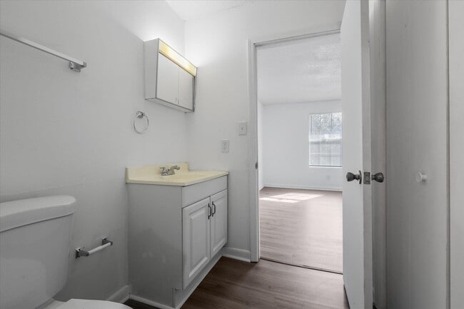 Building Photo - 851 Maple St