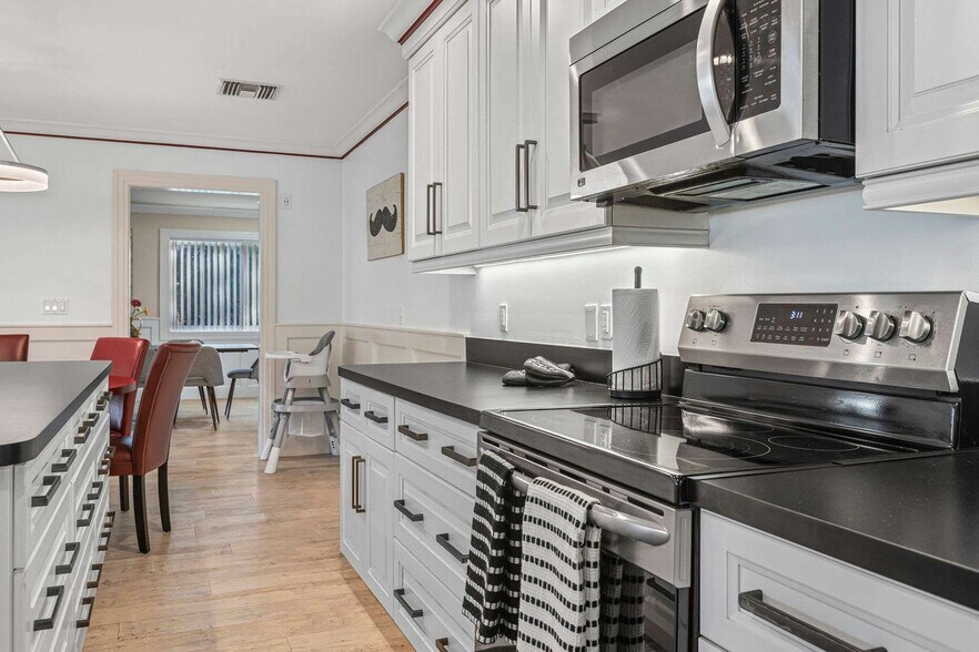 Building Photo - 366 34th Ct SW