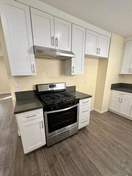 Building Photo - 429 E Cedar Ave