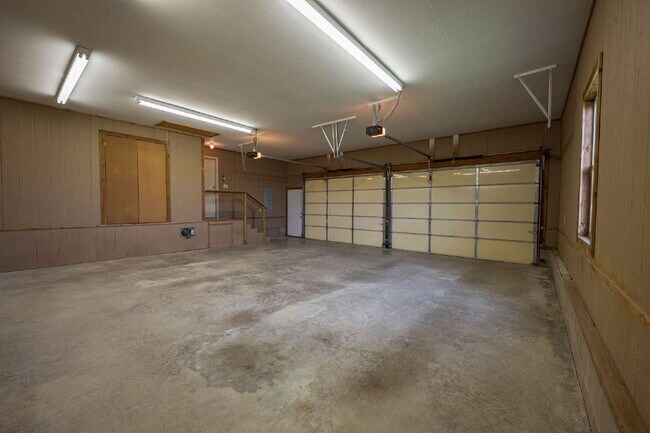 Building Photo - 3 - Bedroom 2 - Bath with 2 - Car Garage