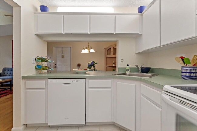 Building Photo - 3161 Lake Pine Way S