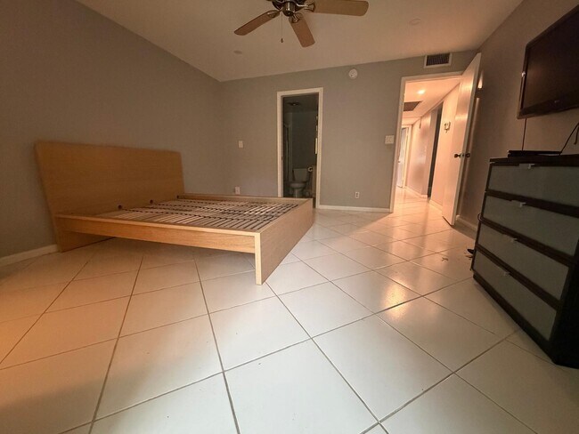Building Photo - 2402 Antigua Cir