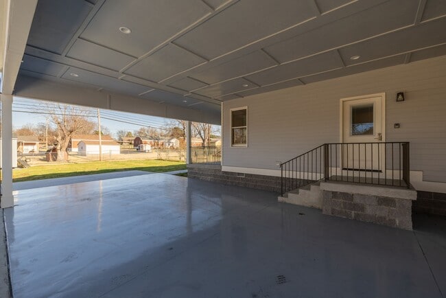 Building Photo - 2104 Jade Dr