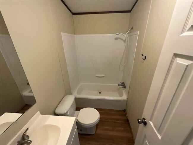 Building Photo - 133 Country Oaks St