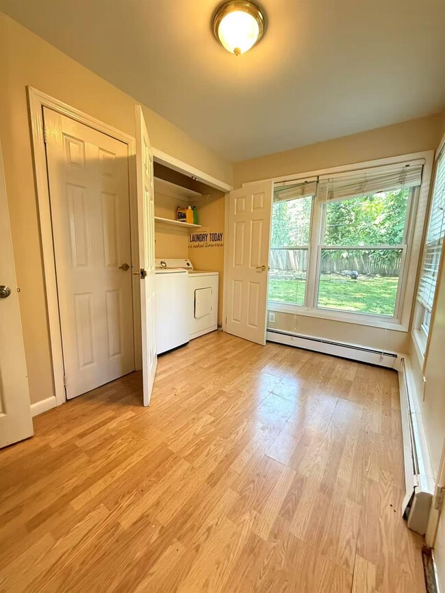 Building Photo - 90 University Heights Dr