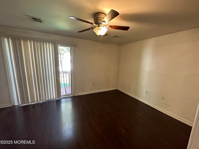 Building Photo - 143 8th St