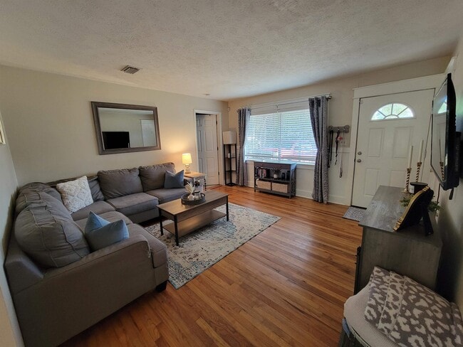 Building Photo - 404 Sable Ct