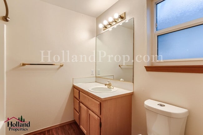 Building Photo - Lovely 3-Bedroom Hillsboro Home with A/C!