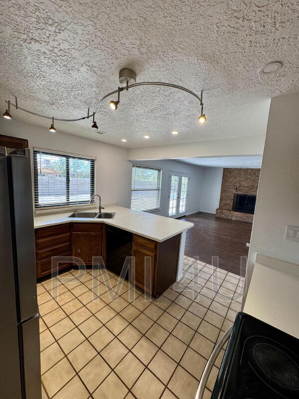 Building Photo - 10412 La Paz Dr