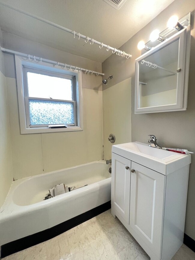 Building Photo - AVAILABLE SEPTEMBER - 1 BED 1 BATH