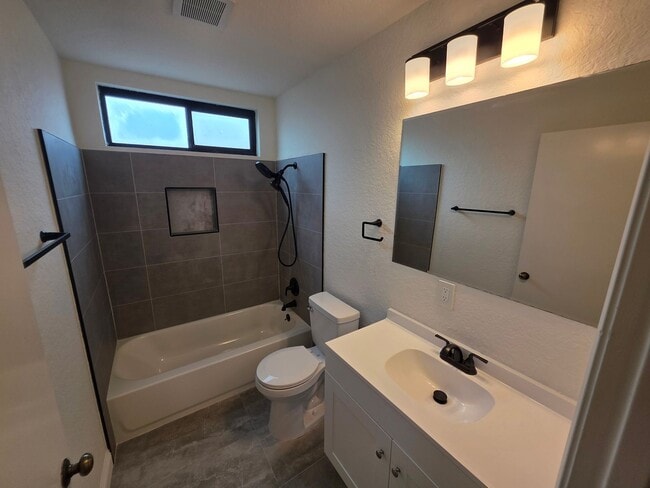 Building Photo - Beautiful 3 Bed, 2 Bath condo with 2 car garage & laundry
