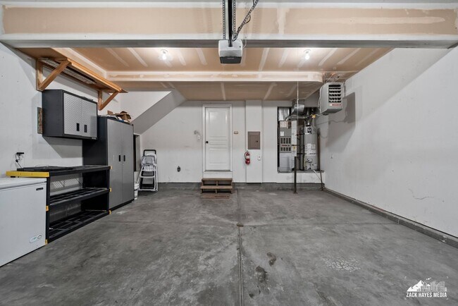 Building Photo - Tudor Townhouse